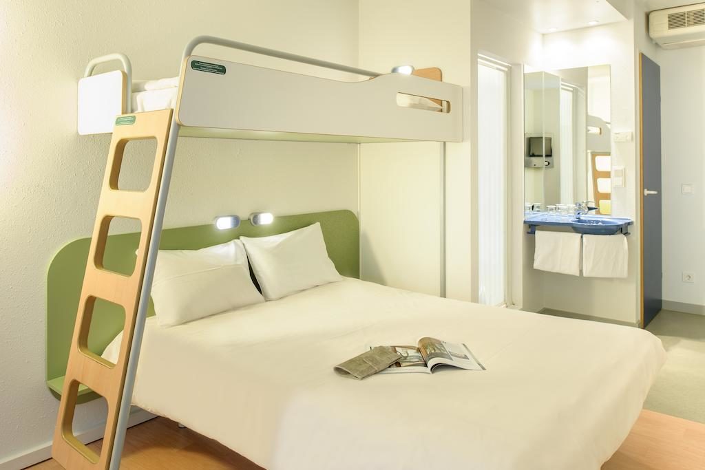 Quarto no Ibis budget Wien Sankt Marx, uma opção para famílias, com cama de casal e beliche.