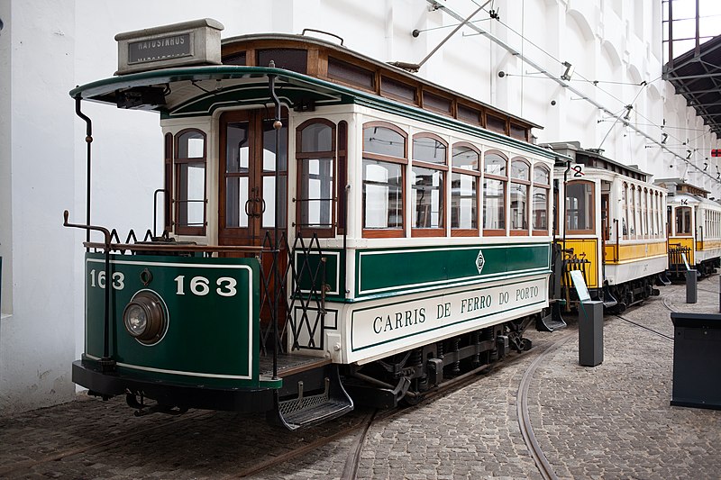 Carro elétrico antigo exposto no Museu do Carro Elétrico do Porto.