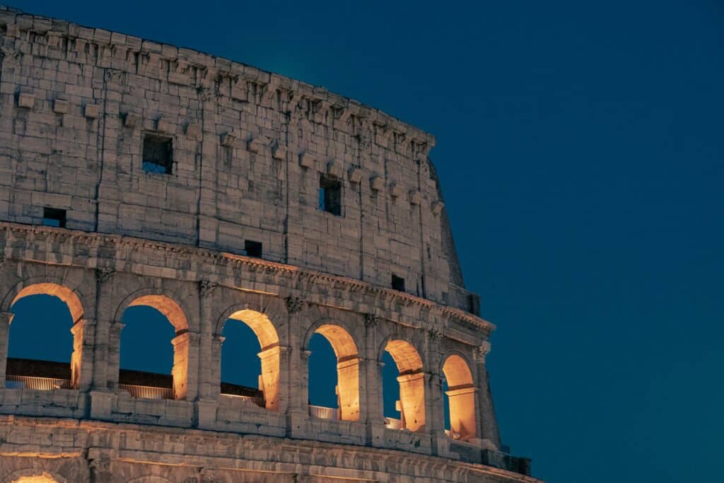 Parte do Coliseu, em Roma, iluminada ao anoitecer