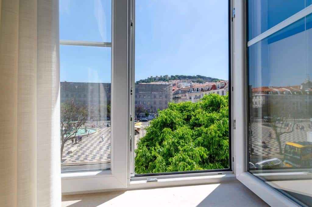 Janela de um dos quartos do Nicola Rossio Hotel com vista para a Praça do Rossio, em Lisboa