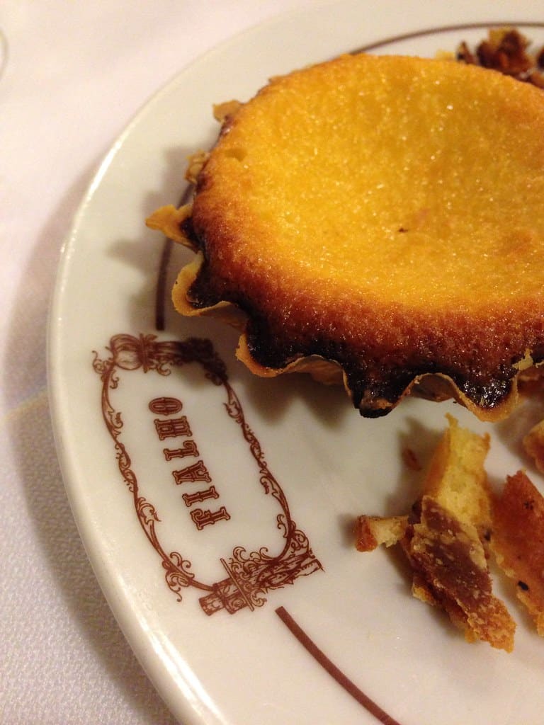 Doce conventual caseiro em forma individual com calda dourada, servido em prato