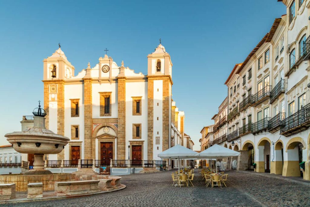 Praça do Giraldo em Évora de dia. Ilustra este artigo sobre o que fazer em Évora.