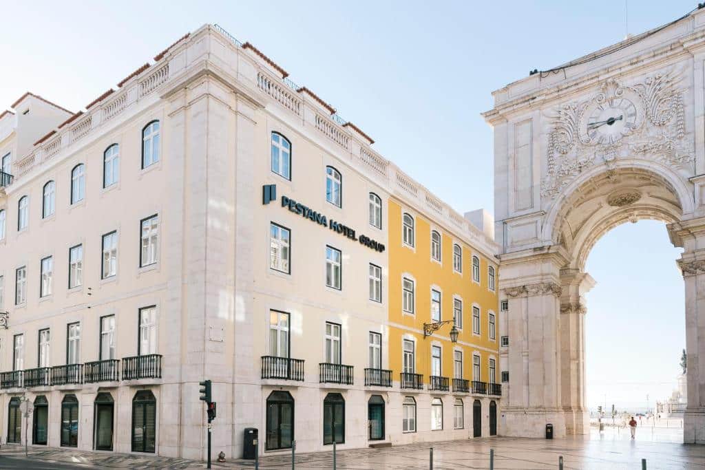 Edifício do Pestana Rua Augusta Lisboa ao lado do Arco da Rua Augusta, branco com pormenores em preto