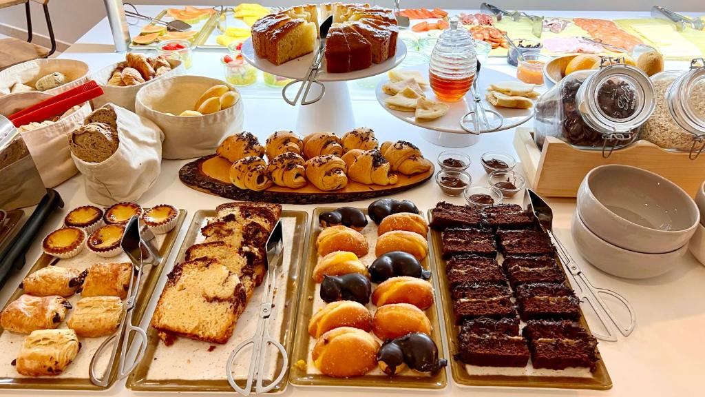 Itens de pequeno-almoço do Jardim da Lapa by Shiadu com bolos, doces, croissants, cereais e pastéis de Belém