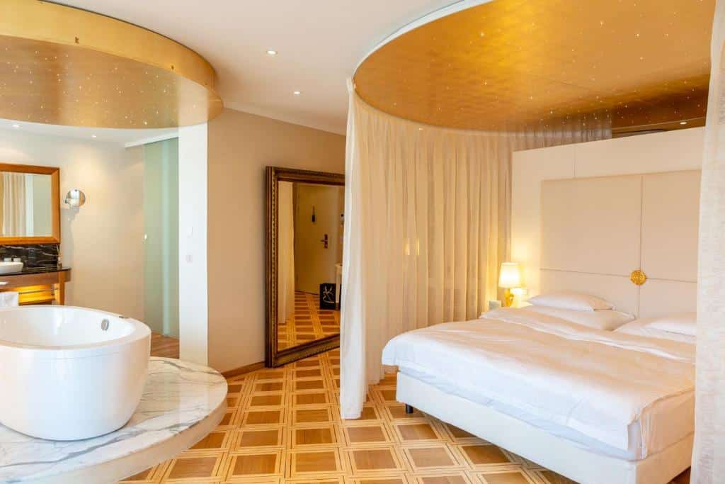 Suíte do Hotel des Balances, em Lucerna, com cama king-size e hidromassagem.