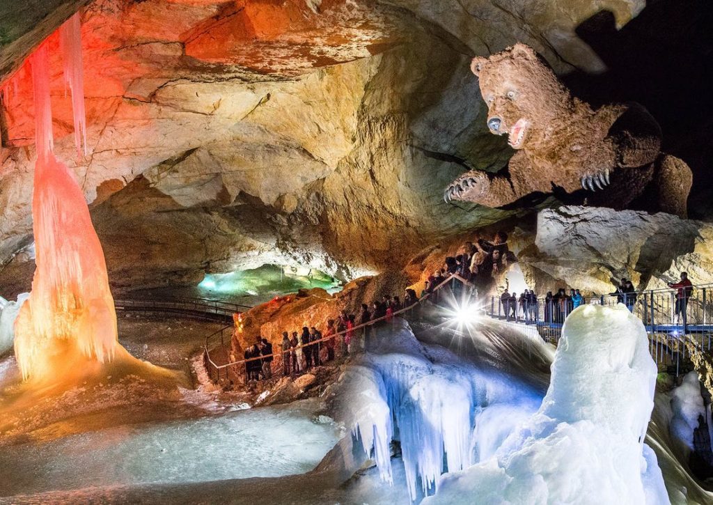Formações de gelo iluminadas na gruta Dachstein Eishöhle.