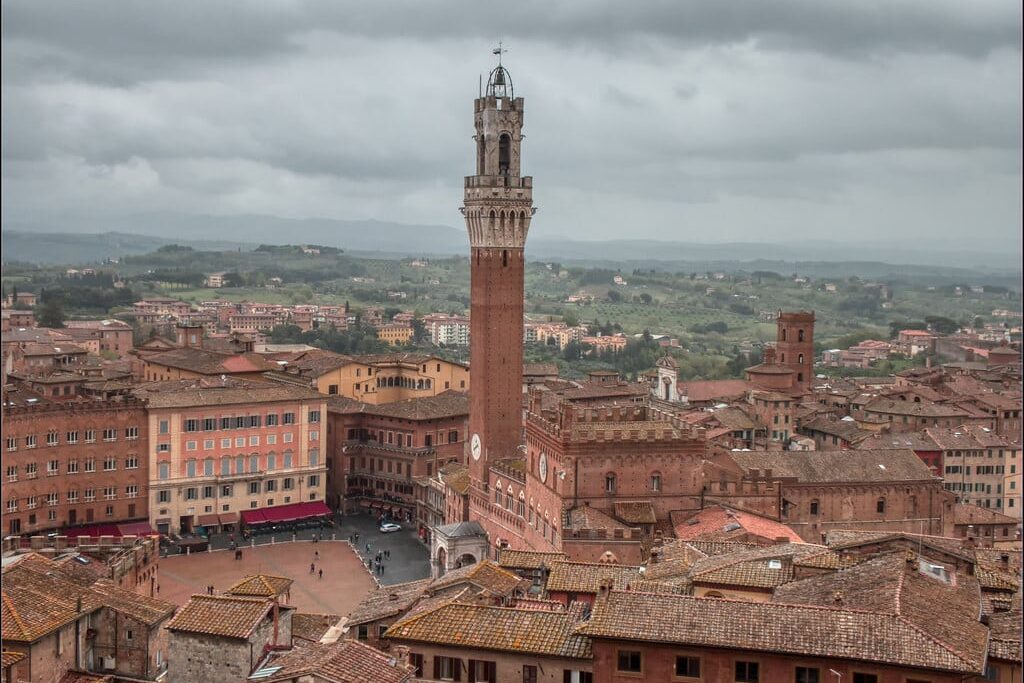 Palazzo Pubblico em Siena, Itália, com vista panorâmica da cidade medieval e telhados avermelhados
