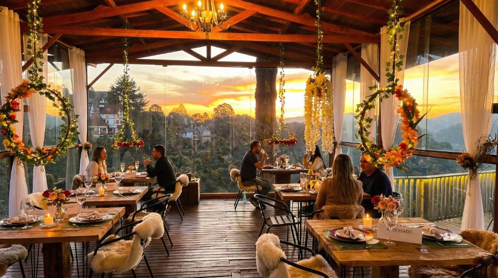 Restaurante romântico com vista panorâmica em Campos do Jordão, mesas preparadas para jantar ao pôr do sol
