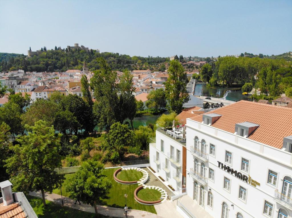 Propriedade do Thomar Boutique Hotel vista de cima, construção branca com jardim e terraço virado para a cidade