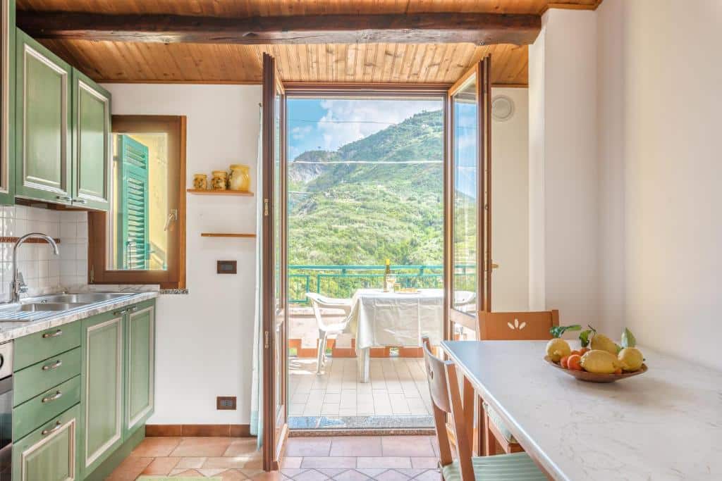 Cozinha rústica da Affittacamere Arbasia De Ma com vista panorâmica para montanhas verdes