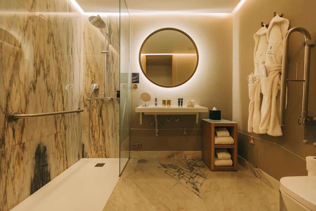 Casa de banho com acessibilidade do Torel Avantgarde, com barras de apoio e piso plano.