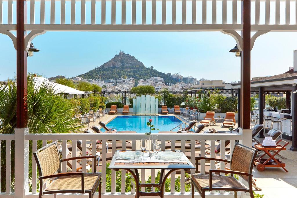 Zona exterior com piscina de um hotel de luxo no centro de Atenas