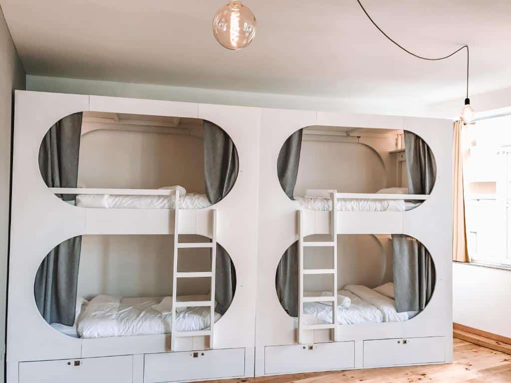 Quarto partilhado do Urban Garden Porto Central Hostel com duas camas em beliche.