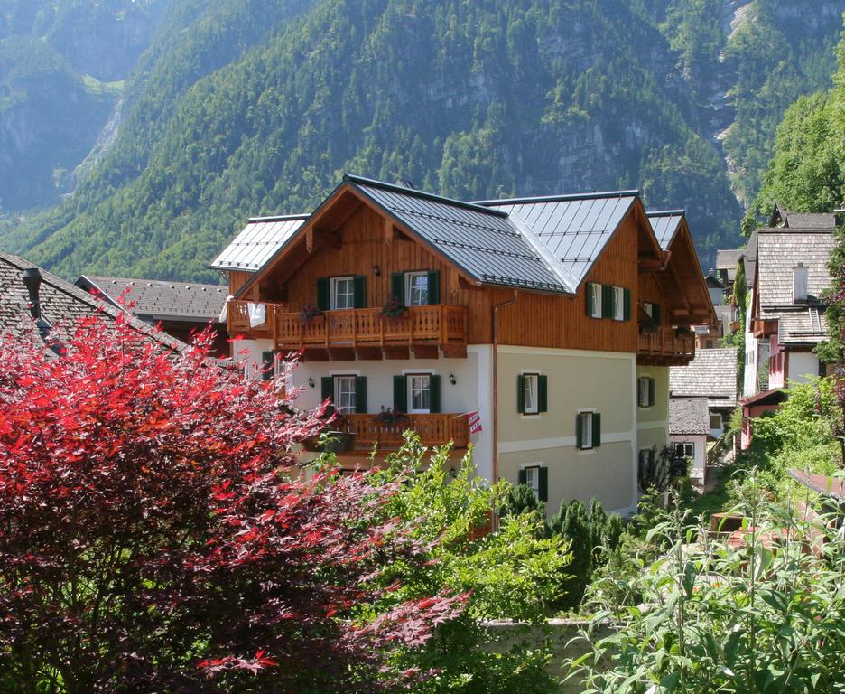 Fachada do hotel Weisses Lamm em Hallstatt.