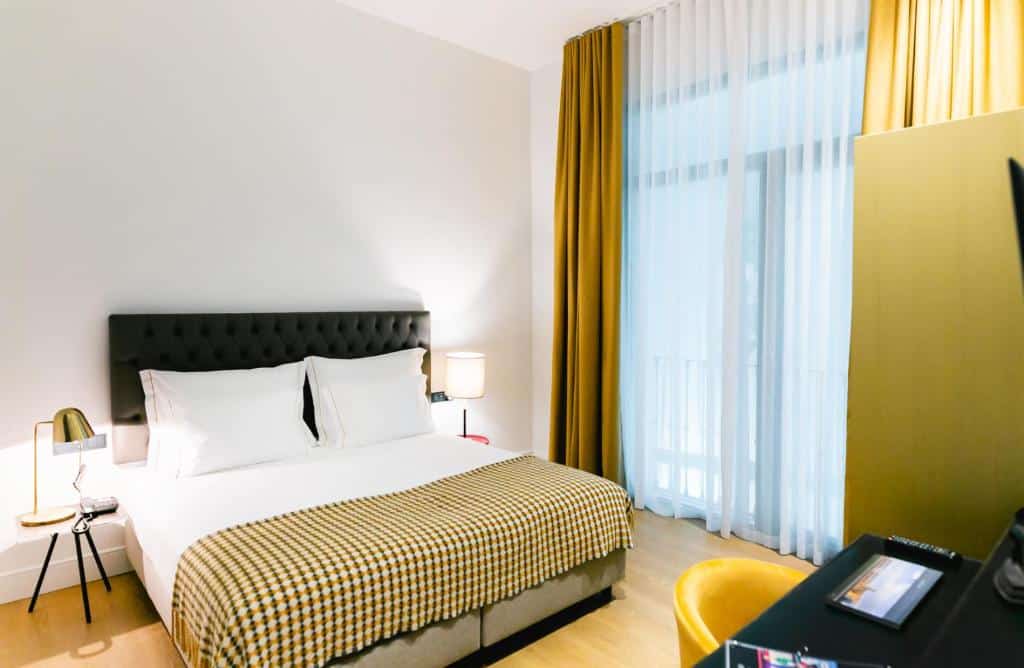 Quarto do Joya del Casco Boutique Hotel by Shiadu com cama de casal, secretária e televisão.