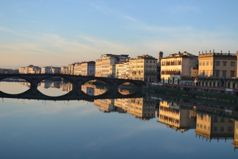 Rio Arno ao entardecer, em Florença, Itália