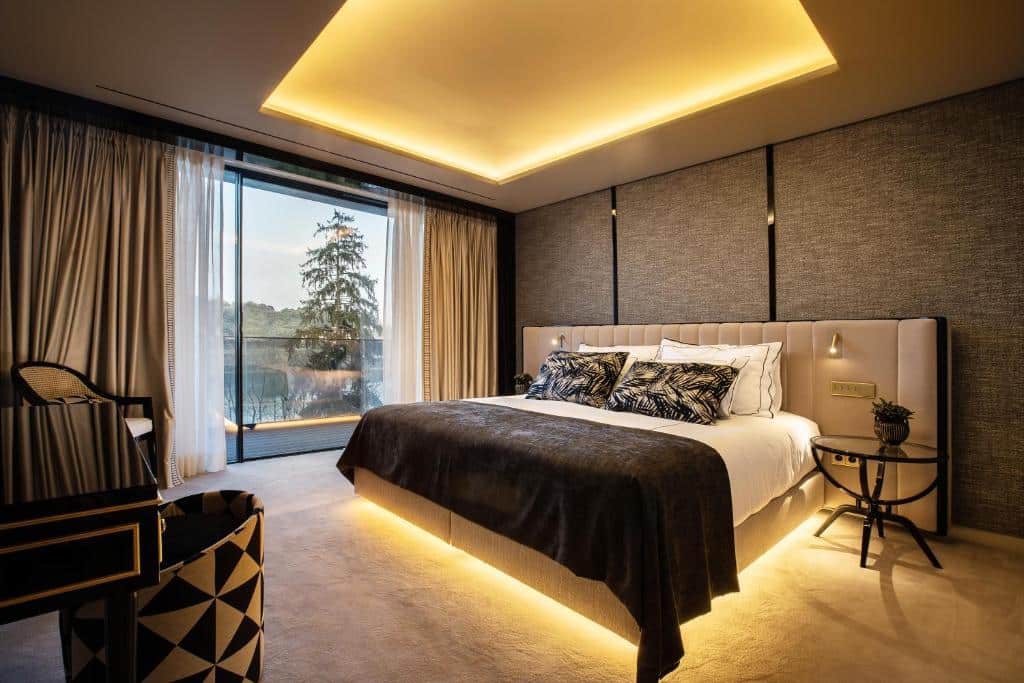 Quarto do Vinha Boutique Hotel com cama de casal e mesa de apoio.