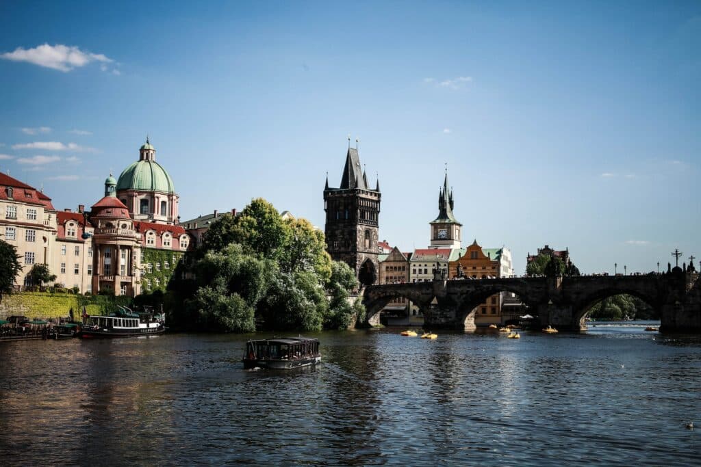Vista de Praga ao anoitecer