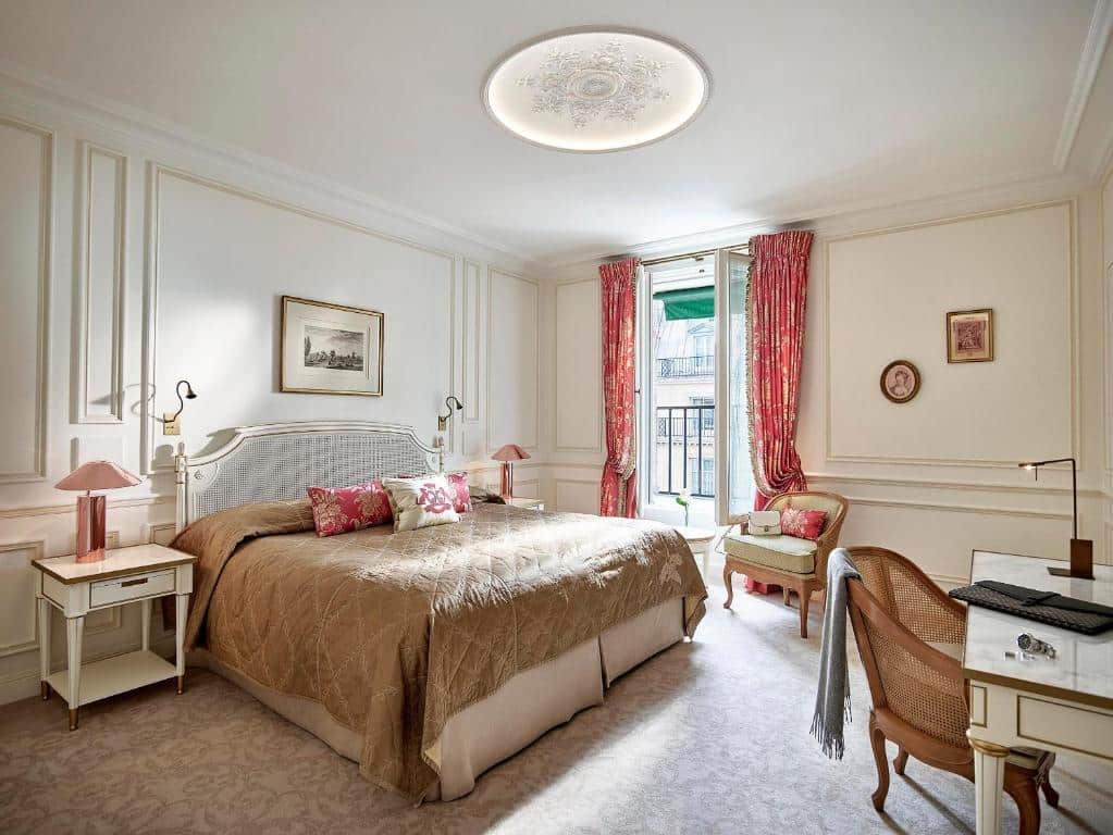 Quarto sumptuoso no Le Meurice