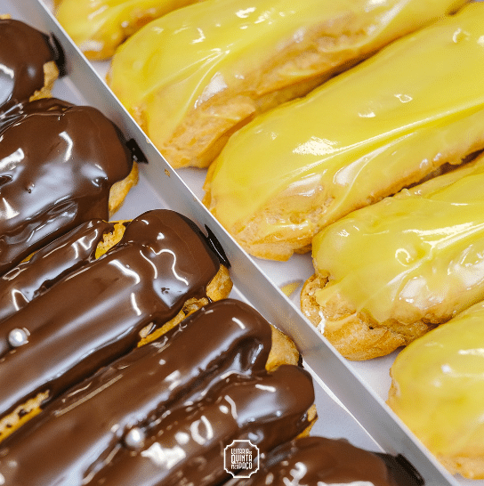 Doce da Leitaria Quinta do Paço com cobertura de chocolate e chocolate branco.