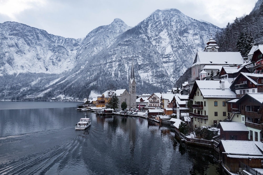 Hallstatt no inverno, coberta de neve junto ao lago.