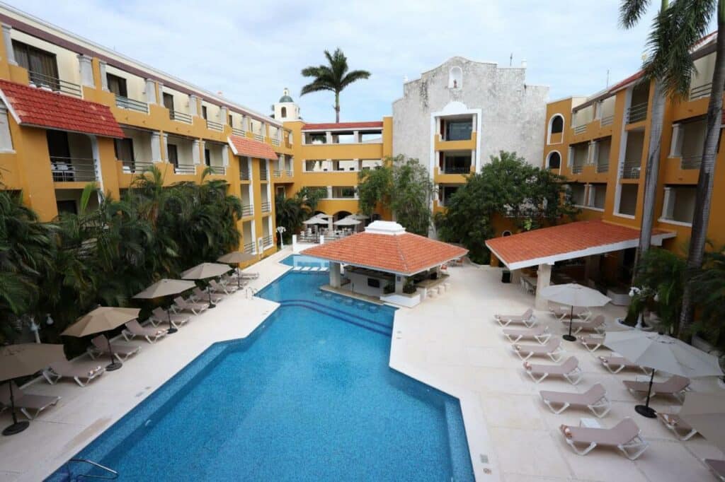 Piscina no Adhara Hacienda Cancun
