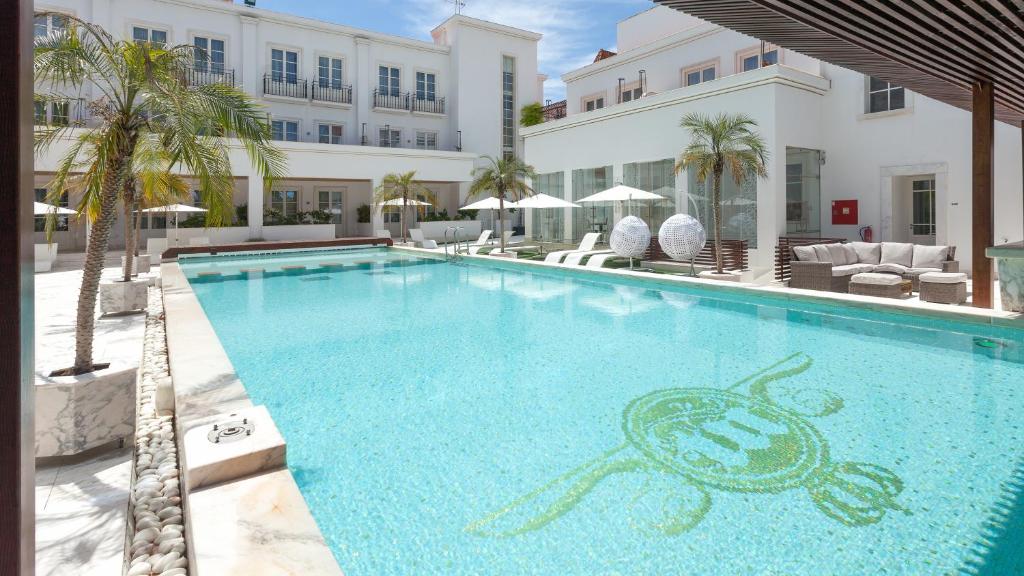 Piscina com design moderno e mosaico no Alentejo Marmòris Hotel & Spa, em Vila Viçosa