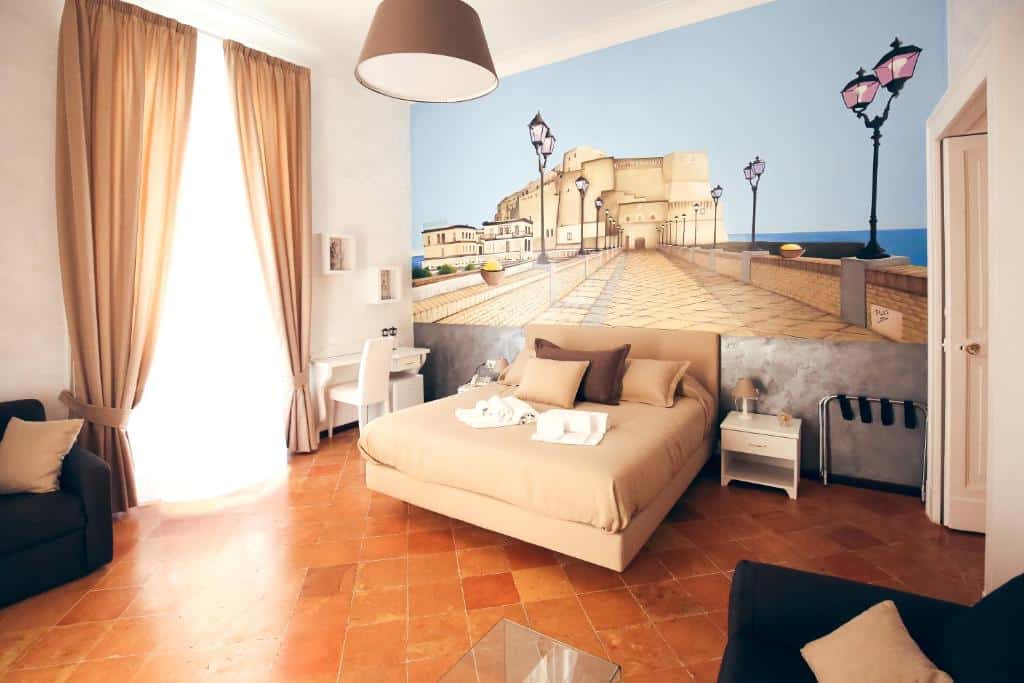 Quarto do NapoliMia Boutique Hotel com decoração inspirada numa cidade litoral, cortinas e iluminação acolhedoras e parede decorada com a imagem de um cais à beira-mar.