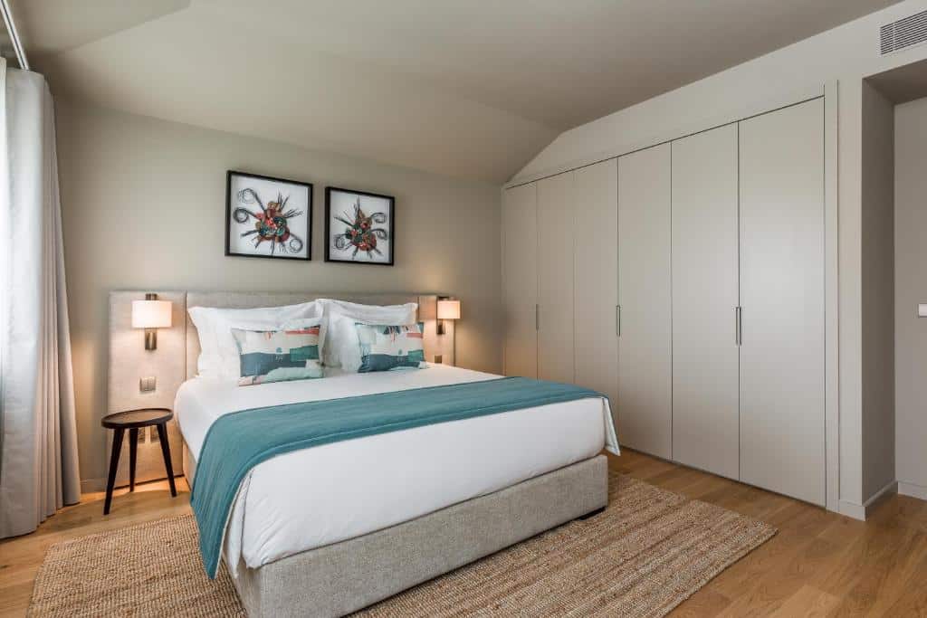 Quarto do Legends House by Sweet Porto, com cama de casal à esquerda e um roupeiro à direita.
