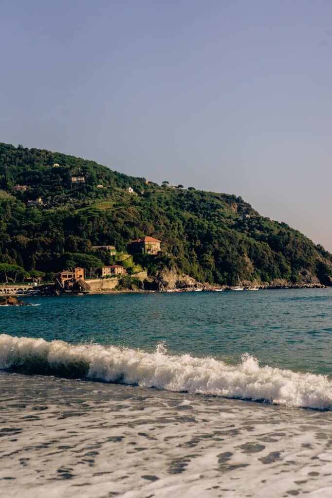 Vista panorâmica de casas na colina de Levanto, com o mar e a praia em primeiro plano