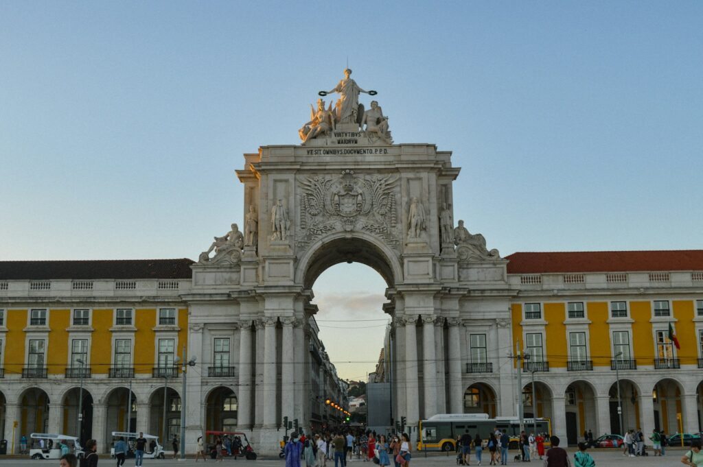 Arco da Rua Augusta, um monumento antigo que fica em frente à Praça do Comércio em Lisboa
