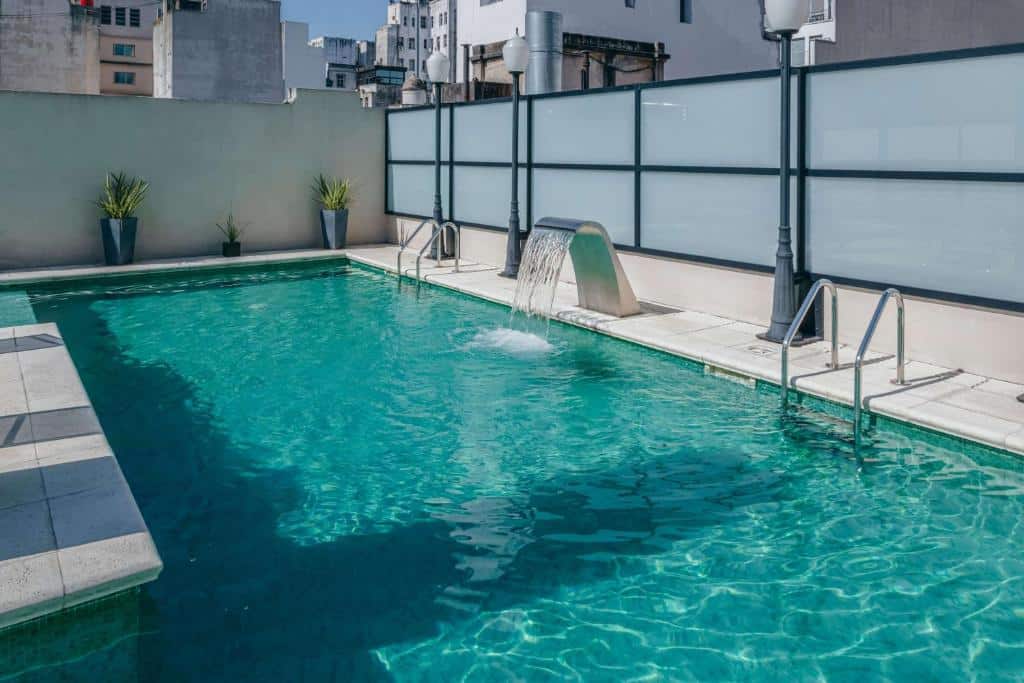 piscina retangular com pequena cascata no terraço do Esplendor by Wyndham Buenos Aires Tango, um dos hotéis de luxo em Buenos Aires